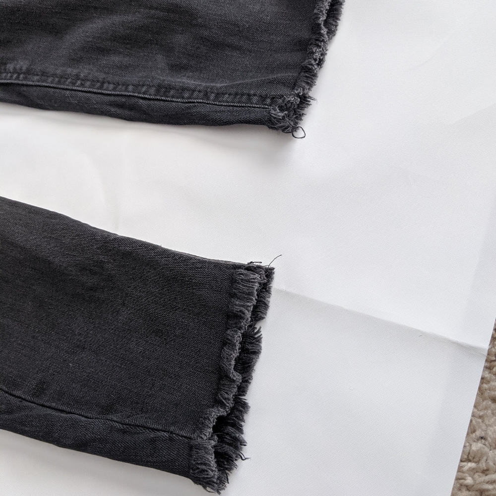 🌿HIGH RISE DISTRESSED JEANS🌿 - Picture 5 of 8